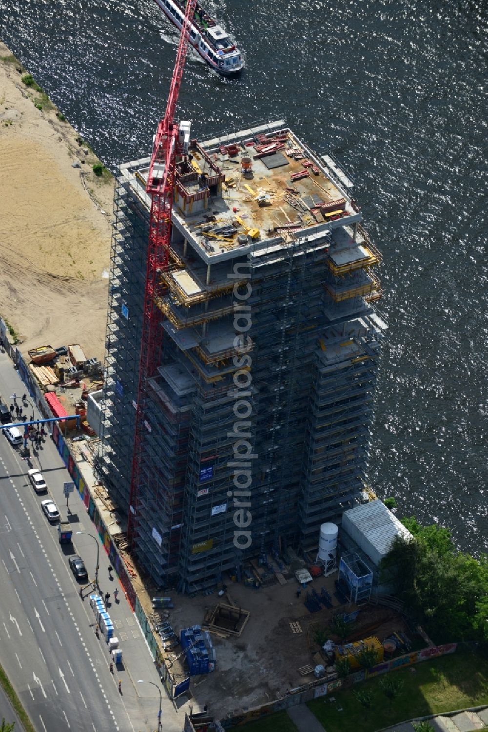 Aerial image Berlin - Construction site of Project Living Levels at Muhlenstrasse on the banks of the River Spree in Berlin - Friedrichshain. On the grounds of the Berlin Wall border strip at the EastSideGallery, the company Living Bauhaus is building a futuristic high-rise residential. The real estate service company City & Home GmbH manages the available apartments