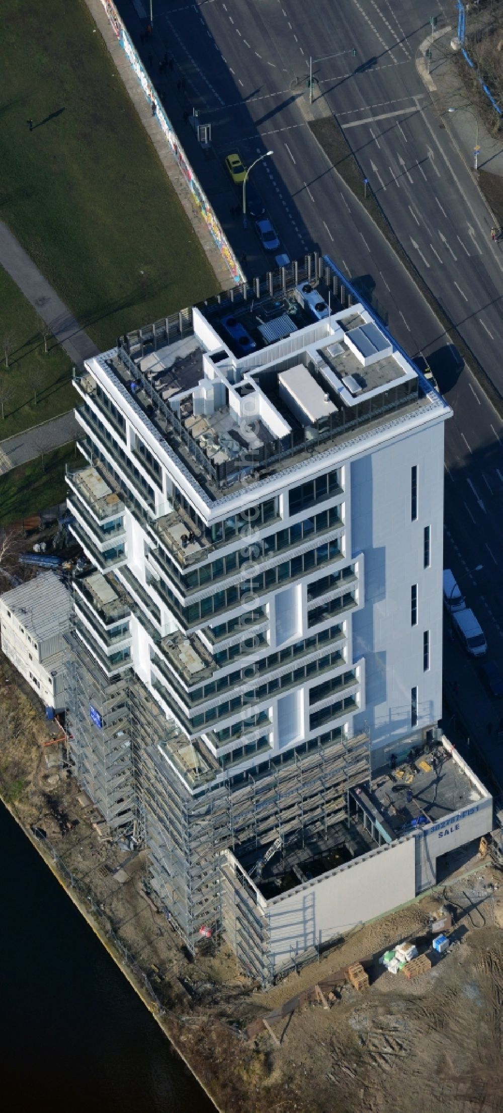 Berlin from the bird's eye view: Construction site of Project Living Levels at Muhlenstrasse on the banks of the River Spree in Berlin - Friedrichshain. On the grounds of the Berlin Wall border strip at the EastSideGallery, the company Living Bauhaus is building a futuristic high-rise residential. The real estate service company City & Home GmbH manages the available apartments