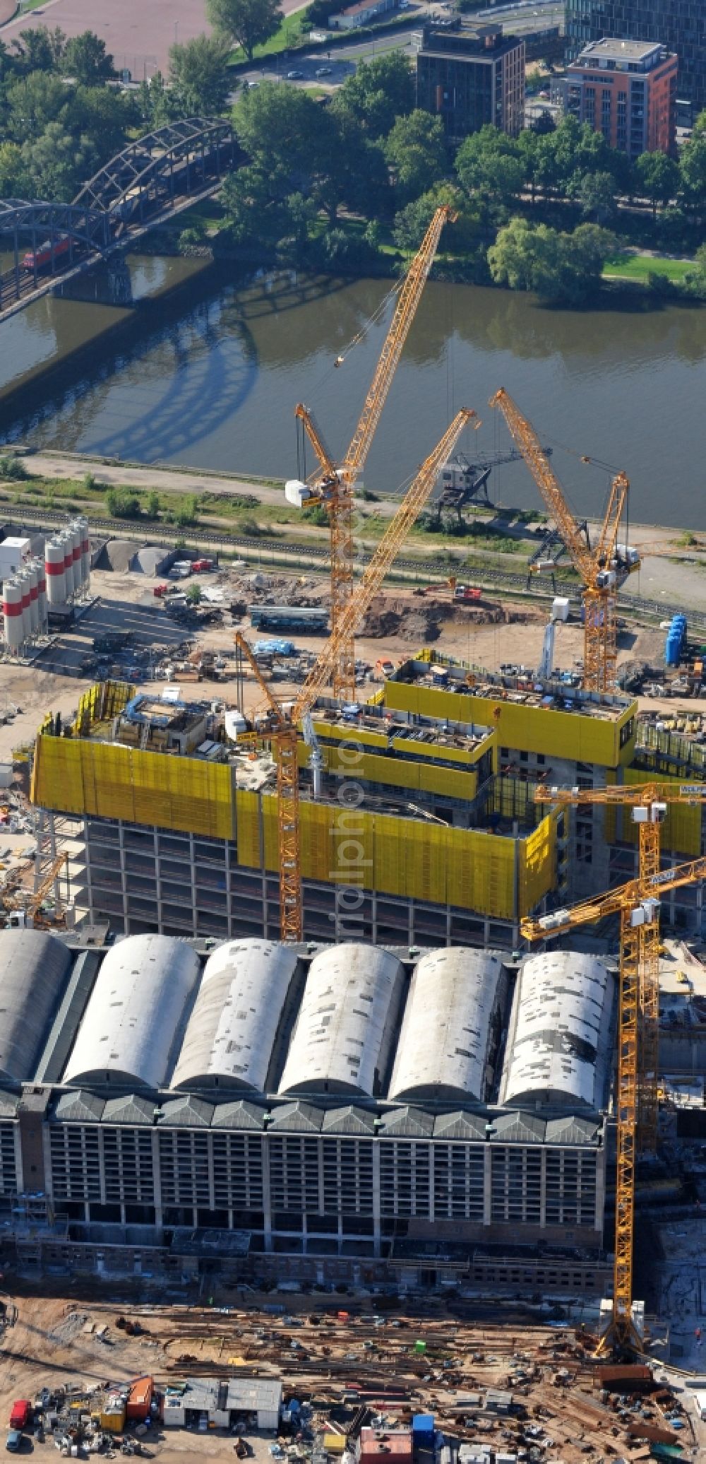 Frankfurt am Main from the bird's eye view: High-rise construction of the twin towers of the ECB's headquarters in Frankfurt / Main in Hesse. The new headquarters of the European Central Bank is a design by the architects of Coop Himmelb (l) au