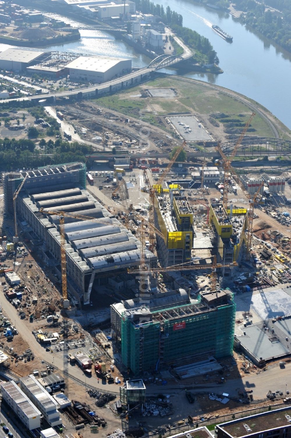 Aerial image Frankfurt am Main - High-rise construction of the twin towers of the ECB's headquarters in Frankfurt / Main in Hesse. The new headquarters of the European Central Bank is a design by the architects of Coop Himmelb (l) au