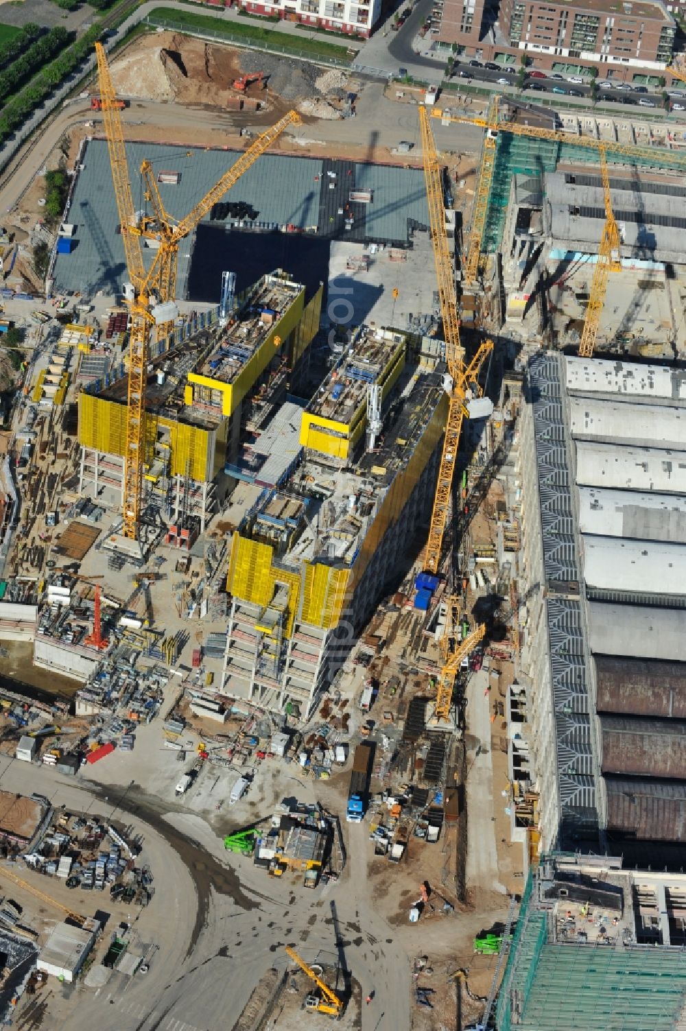 Frankfurt am Main from the bird's eye view: High-rise construction of the twin towers of the ECB's headquarters in Frankfurt / Main in Hesse. The new headquarters of the European Central Bank is a design by the architects of Coop Himmelb (l) au