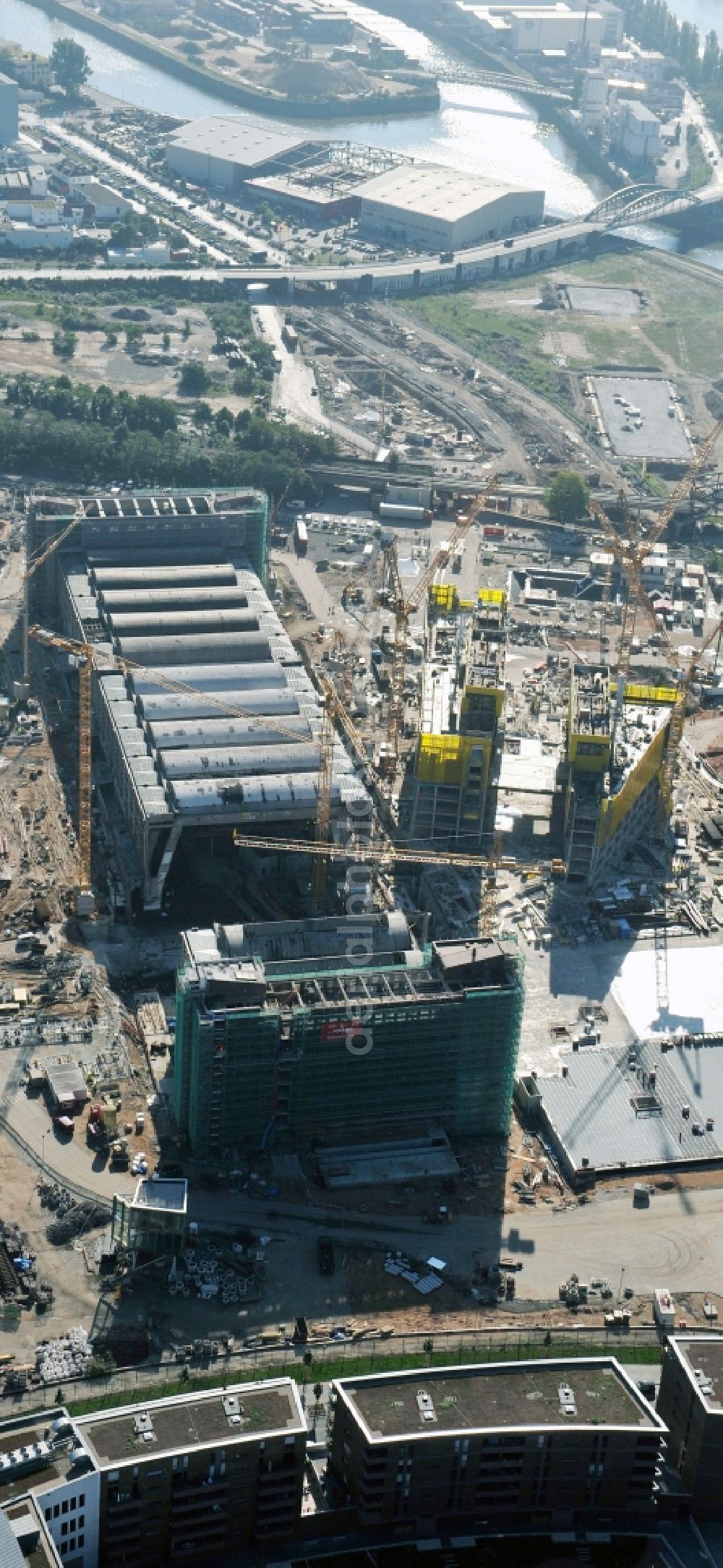 Frankfurt am Main from the bird's eye view: High-rise construction of the twin towers of the ECB's headquarters in Frankfurt / Main in Hesse. The new headquarters of the European Central Bank is a design by the architects of Coop Himmelb (l) au