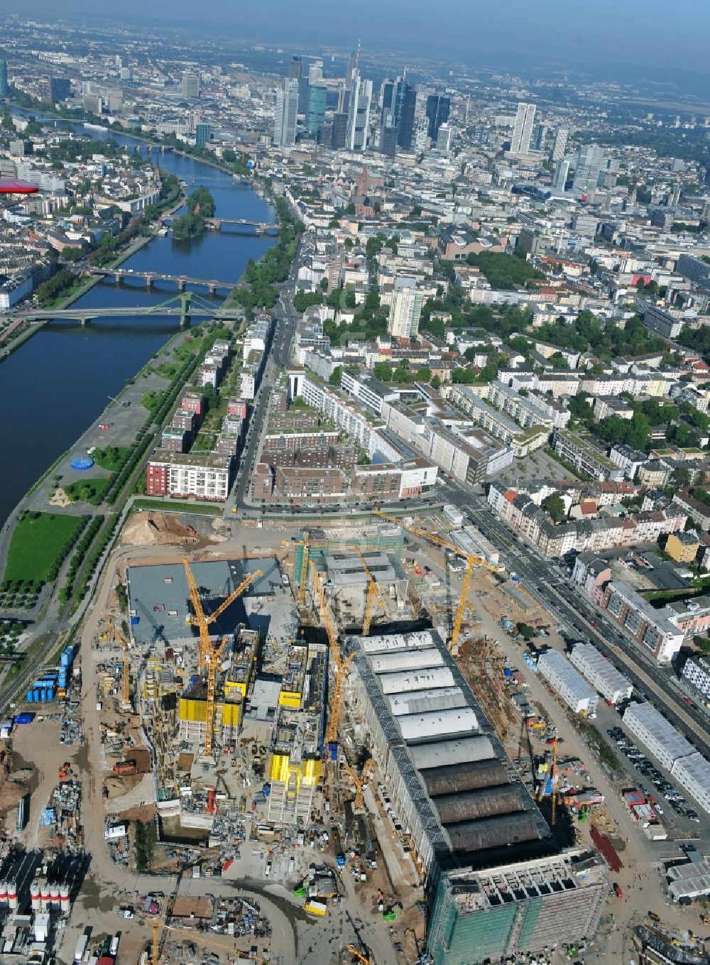 Aerial photograph Frankfurt am Main - High-rise construction of the twin towers of the ECB's headquarters in Frankfurt / Main in Hesse. The new headquarters of the European Central Bank is a design by the architects of Coop Himmelb (l) au