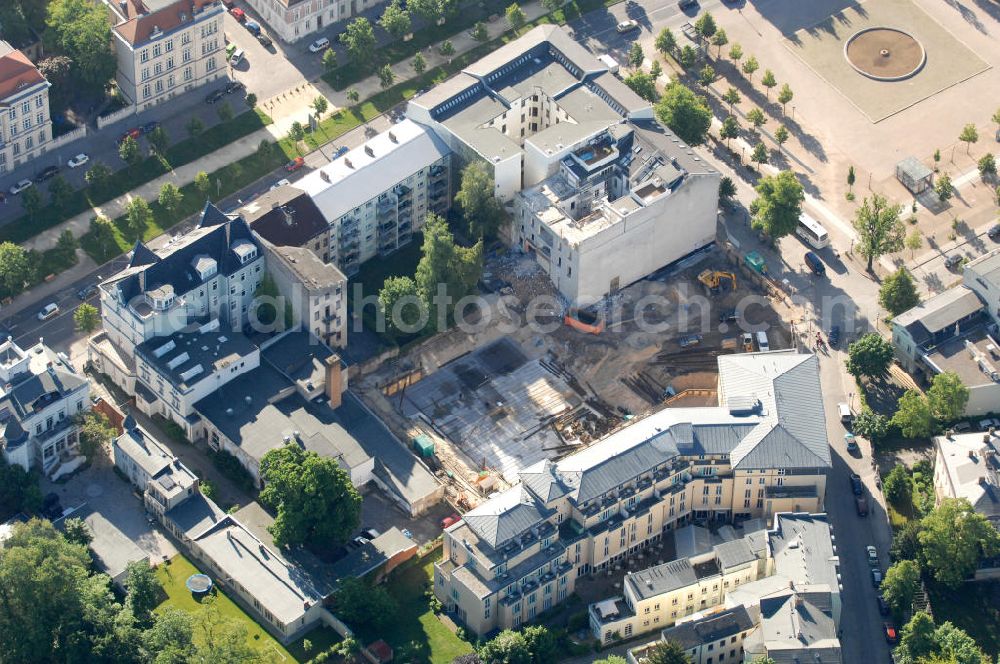 Aerial photograph Potsdam - Sicht auf die Baustelle von einem Mehrfamilienhaus neben dem Hotel Steigenberger Sanssouci am Luisenplatz. View on the construction area of a block of flats next to Hotel Steigenberger Sanssouci at Luisenplatz.