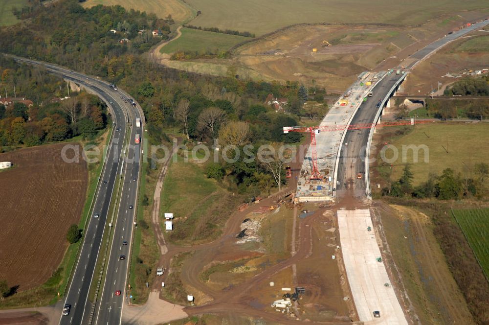 Aerial photograph Sättelstädt - Blick auf die Baustelle der neuen Hörseltalbrücke mit einer Länge von 195 m. Die Brücke ist Teil des Projekt Nordverlegung / Umfahrung Hörselberge der Autobahn E40 / A4 in Thüringen bei Eisenach. Durchgeführt werden die im Zuge dieses Projektes notwendigen Arbeiten unter an derem von den Mitarbeitern der Niederlassung Weimar der EUROVIA Verkehrsbau Union sowie der Niederlassungen Abbruch und Erdbau, Betonstraßenbau, Ingenieurbau und TECO Schallschutz der EUROVIA Beton sowie der DEGES.