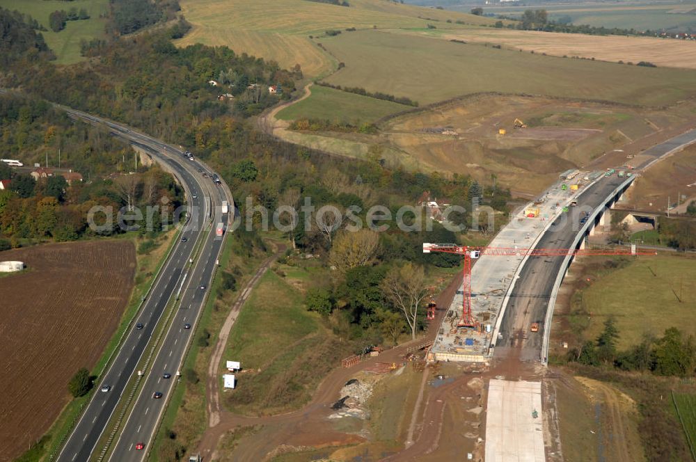 Sättelstädt from above - Blick auf die Baustelle der neuen Hörseltalbrücke mit einer Länge von 195 m. Die Brücke ist Teil des Projekt Nordverlegung / Umfahrung Hörselberge der Autobahn E40 / A4 in Thüringen bei Eisenach. Durchgeführt werden die im Zuge dieses Projektes notwendigen Arbeiten unter an derem von den Mitarbeitern der Niederlassung Weimar der EUROVIA Verkehrsbau Union sowie der Niederlassungen Abbruch und Erdbau, Betonstraßenbau, Ingenieurbau und TECO Schallschutz der EUROVIA Beton sowie der DEGES.