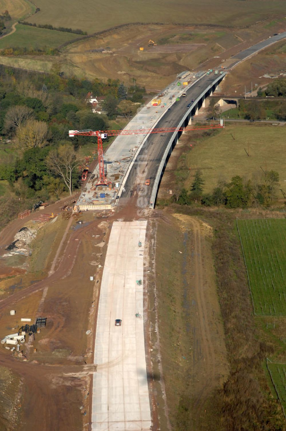 Sättelstädt from the bird's eye view: Blick auf die Baustelle der neuen Hörseltalbrücke mit einer Länge von 195 m. Die Brücke ist Teil des Projekt Nordverlegung / Umfahrung Hörselberge der Autobahn E40 / A4 in Thüringen bei Eisenach. Durchgeführt werden die im Zuge dieses Projektes notwendigen Arbeiten unter an derem von den Mitarbeitern der Niederlassung Weimar der EUROVIA Verkehrsbau Union sowie der Niederlassungen Abbruch und Erdbau, Betonstraßenbau, Ingenieurbau und TECO Schallschutz der EUROVIA Beton sowie der DEGES.