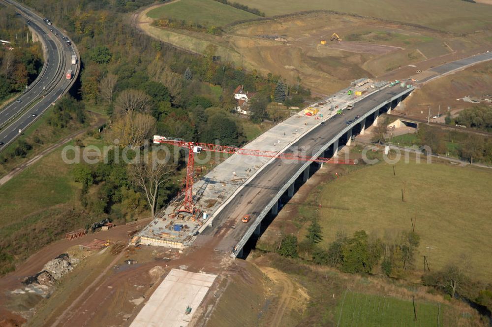 Aerial image Sättelstädt - Blick auf die Baustelle der neuen Hörseltalbrücke mit einer Länge von 195 m. Die Brücke ist Teil des Projekt Nordverlegung / Umfahrung Hörselberge der Autobahn E40 / A4 in Thüringen bei Eisenach. Durchgeführt werden die im Zuge dieses Projektes notwendigen Arbeiten unter an derem von den Mitarbeitern der Niederlassung Weimar der EUROVIA Verkehrsbau Union sowie der Niederlassungen Abbruch und Erdbau, Betonstraßenbau, Ingenieurbau und TECO Schallschutz der EUROVIA Beton sowie der DEGES.