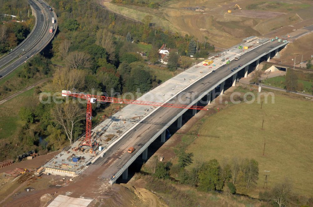 Aerial photograph Sättelstädt - Blick auf die Baustelle der neuen Hörseltalbrücke mit einer Länge von 195 m. Die Brücke ist Teil des Projekt Nordverlegung / Umfahrung Hörselberge der Autobahn E40 / A4 in Thüringen bei Eisenach. Durchgeführt werden die im Zuge dieses Projektes notwendigen Arbeiten unter an derem von den Mitarbeitern der Niederlassung Weimar der EUROVIA Verkehrsbau Union sowie der Niederlassungen Abbruch und Erdbau, Betonstraßenbau, Ingenieurbau und TECO Schallschutz der EUROVIA Beton sowie der DEGES.