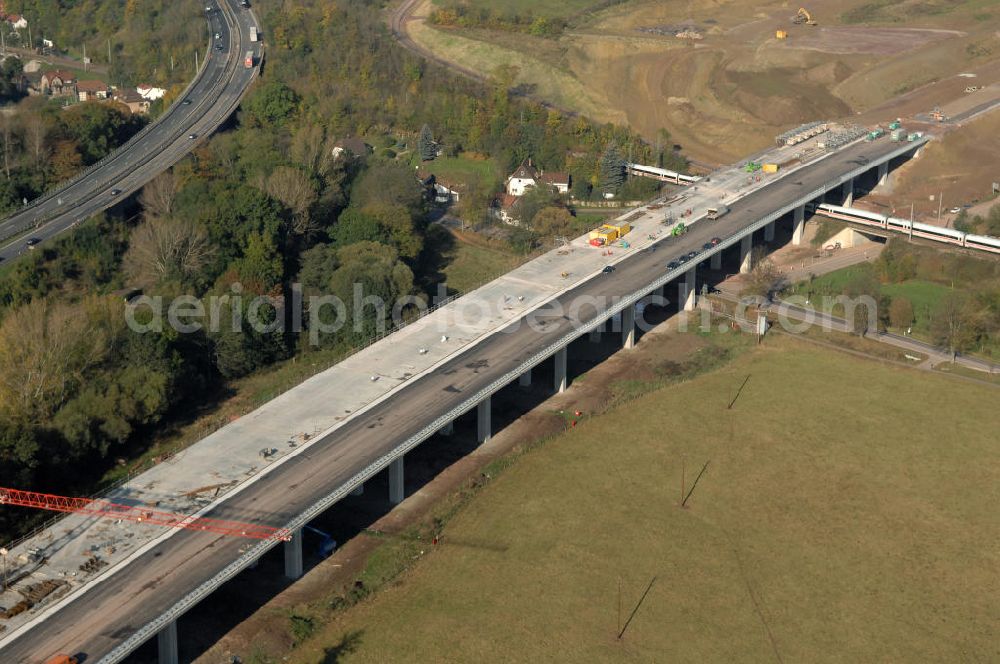 Sättelstädt from above - Blick auf die Baustelle der neuen Hörseltalbrücke mit einer Länge von 195 m. Die Brücke ist Teil des Projekt Nordverlegung / Umfahrung Hörselberge der Autobahn E40 / A4 in Thüringen bei Eisenach. Durchgeführt werden die im Zuge dieses Projektes notwendigen Arbeiten unter an derem von den Mitarbeitern der Niederlassung Weimar der EUROVIA Verkehrsbau Union sowie der Niederlassungen Abbruch und Erdbau, Betonstraßenbau, Ingenieurbau und TECO Schallschutz der EUROVIA Beton sowie der DEGES.