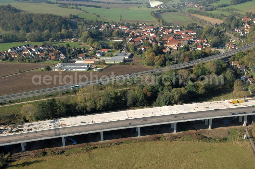 Sättelstädt from the bird's eye view: Blick auf die Baustelle der neuen Hörseltalbrücke mit einer Länge von 195 m. Die Brücke ist Teil des Projekt Nordverlegung / Umfahrung Hörselberge der Autobahn E40 / A4 in Thüringen bei Eisenach. Durchgeführt werden die im Zuge dieses Projektes notwendigen Arbeiten unter an derem von den Mitarbeitern der Niederlassung Weimar der EUROVIA Verkehrsbau Union sowie der Niederlassungen Abbruch und Erdbau, Betonstraßenbau, Ingenieurbau und TECO Schallschutz der EUROVIA Beton sowie der DEGES.