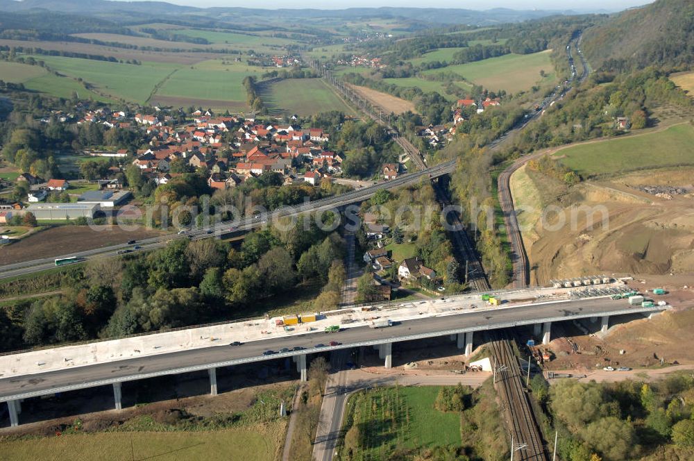 Aerial image Sättelstädt - Blick auf die Baustelle der neuen Hörseltalbrücke mit einer Länge von 195 m. Die Brücke ist Teil des Projekt Nordverlegung / Umfahrung Hörselberge der Autobahn E40 / A4 in Thüringen bei Eisenach. Durchgeführt werden die im Zuge dieses Projektes notwendigen Arbeiten unter an derem von den Mitarbeitern der Niederlassung Weimar der EUROVIA Verkehrsbau Union sowie der Niederlassungen Abbruch und Erdbau, Betonstraßenbau, Ingenieurbau und TECO Schallschutz der EUROVIA Beton sowie der DEGES.