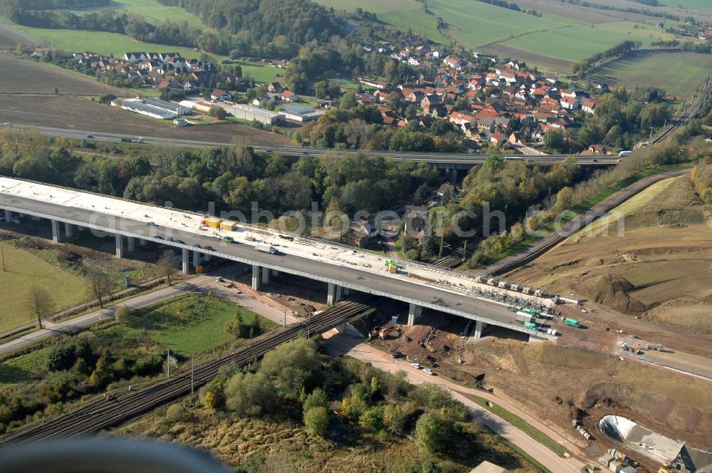 Aerial photograph Sättelstädt - Blick auf die Baustelle der neuen Hörseltalbrücke mit einer Länge von 195 m. Die Brücke ist Teil des Projekt Nordverlegung / Umfahrung Hörselberge der Autobahn E40 / A4 in Thüringen bei Eisenach. Durchgeführt werden die im Zuge dieses Projektes notwendigen Arbeiten unter an derem von den Mitarbeitern der Niederlassung Weimar der EUROVIA Verkehrsbau Union sowie der Niederlassungen Abbruch und Erdbau, Betonstraßenbau, Ingenieurbau und TECO Schallschutz der EUROVIA Beton sowie der DEGES.