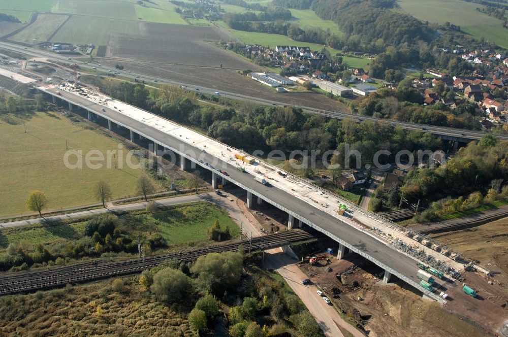 Sättelstädt from above - Blick auf die Baustelle der neuen Hörseltalbrücke mit einer Länge von 195 m. Die Brücke ist Teil des Projekt Nordverlegung / Umfahrung Hörselberge der Autobahn E40 / A4 in Thüringen bei Eisenach. Durchgeführt werden die im Zuge dieses Projektes notwendigen Arbeiten unter an derem von den Mitarbeitern der Niederlassung Weimar der EUROVIA Verkehrsbau Union sowie der Niederlassungen Abbruch und Erdbau, Betonstraßenbau, Ingenieurbau und TECO Schallschutz der EUROVIA Beton sowie der DEGES.