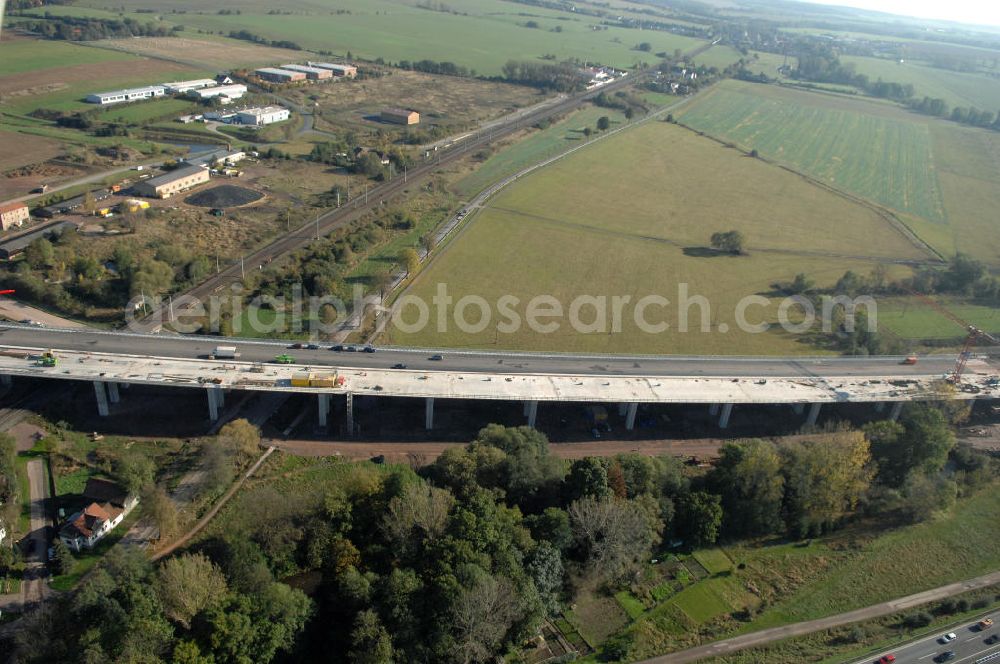 Sättelstädt from the bird's eye view: Blick auf die Baustelle der neuen Hörseltalbrücke mit einer Länge von 195 m. Die Brücke ist Teil des Projekt Nordverlegung / Umfahrung Hörselberge der Autobahn E40 / A4 in Thüringen bei Eisenach. Durchgeführt werden die im Zuge dieses Projektes notwendigen Arbeiten unter an derem von den Mitarbeitern der Niederlassung Weimar der EUROVIA Verkehrsbau Union sowie der Niederlassungen Abbruch und Erdbau, Betonstraßenbau, Ingenieurbau und TECO Schallschutz der EUROVIA Beton sowie der DEGES.