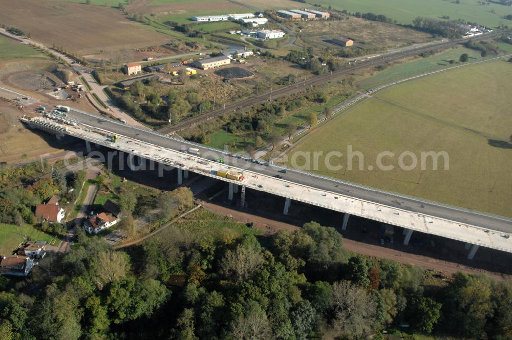 Aerial image Sättelstädt - Blick auf die Baustelle der neuen Hörseltalbrücke mit einer Länge von 195 m. Die Brücke ist Teil des Projekt Nordverlegung / Umfahrung Hörselberge der Autobahn E40 / A4 in Thüringen bei Eisenach. Durchgeführt werden die im Zuge dieses Projektes notwendigen Arbeiten unter an derem von den Mitarbeitern der Niederlassung Weimar der EUROVIA Verkehrsbau Union sowie der Niederlassungen Abbruch und Erdbau, Betonstraßenbau, Ingenieurbau und TECO Schallschutz der EUROVIA Beton sowie der DEGES.