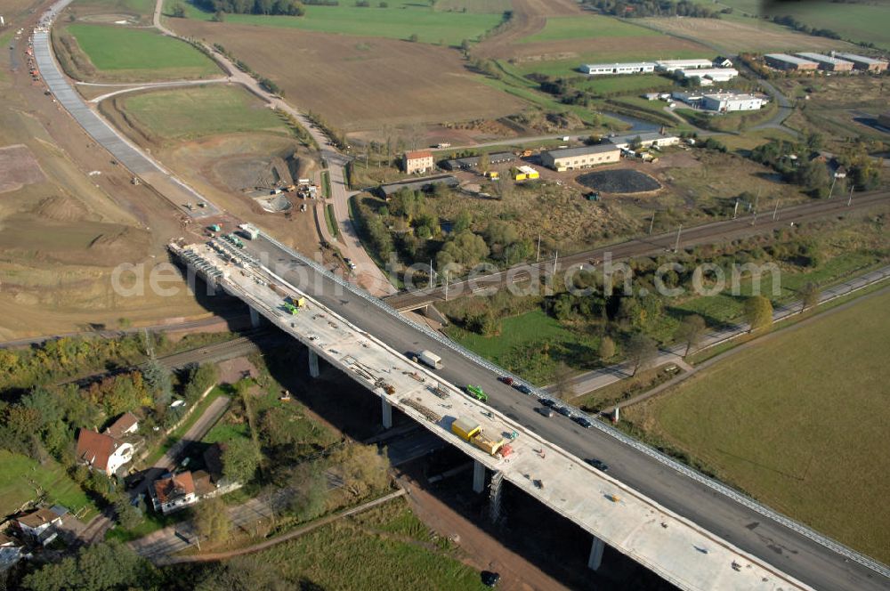 Aerial photograph Sättelstädt - Blick auf die Baustelle der neuen Hörseltalbrücke mit einer Länge von 195 m. Die Brücke ist Teil des Projekt Nordverlegung / Umfahrung Hörselberge der Autobahn E40 / A4 in Thüringen bei Eisenach. Durchgeführt werden die im Zuge dieses Projektes notwendigen Arbeiten unter an derem von den Mitarbeitern der Niederlassung Weimar der EUROVIA Verkehrsbau Union sowie der Niederlassungen Abbruch und Erdbau, Betonstraßenbau, Ingenieurbau und TECO Schallschutz der EUROVIA Beton sowie der DEGES.