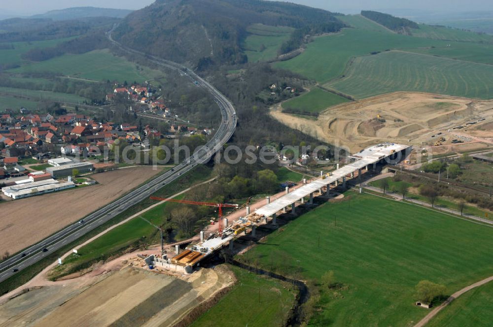 Sättelstädt from above - Blick auf die Baustelle der neuen Hörseltalbrücke mit einer Länge von 195 m. Die Brücke ist Teil des Projekt Nordverlegung / Umfahrung Hörselberge der Autobahn E40 / A4 in Thüringen bei Eisenach. Durchgeführt werden die im Zuge dieses Projektes notwendigen Arbeiten unter an derem von den Mitarbeitern der Niederlassung Weimar der EUROVIA Verkehrsbau Union sowie der Niederlassungen Abbruch und Erdbau, Betonstraßenbau, Ingenieurbau und TECO Schallschutz der EUROVIA Beton sowie der DEGES.