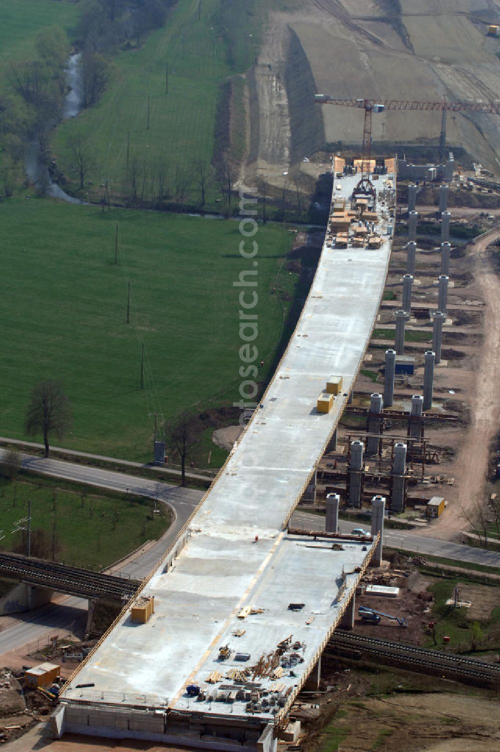 Aerial photograph Sättelstädt - Blick auf die Baustelle der neuen Hörseltalbrücke mit einer Länge von 195 m. Die Brücke ist Teil des Projekt Nordverlegung / Umfahrung Hörselberge der Autobahn E40 / A4 in Thüringen bei Eisenach. Durchgeführt werden die im Zuge dieses Projektes notwendigen Arbeiten unter an derem von den Mitarbeitern der Niederlassung Weimar der EUROVIA Verkehrsbau Union sowie der Niederlassungen Abbruch und Erdbau, Betonstraßenbau, Ingenieurbau und TECO Schallschutz der EUROVIA Beton sowie der DEGES.