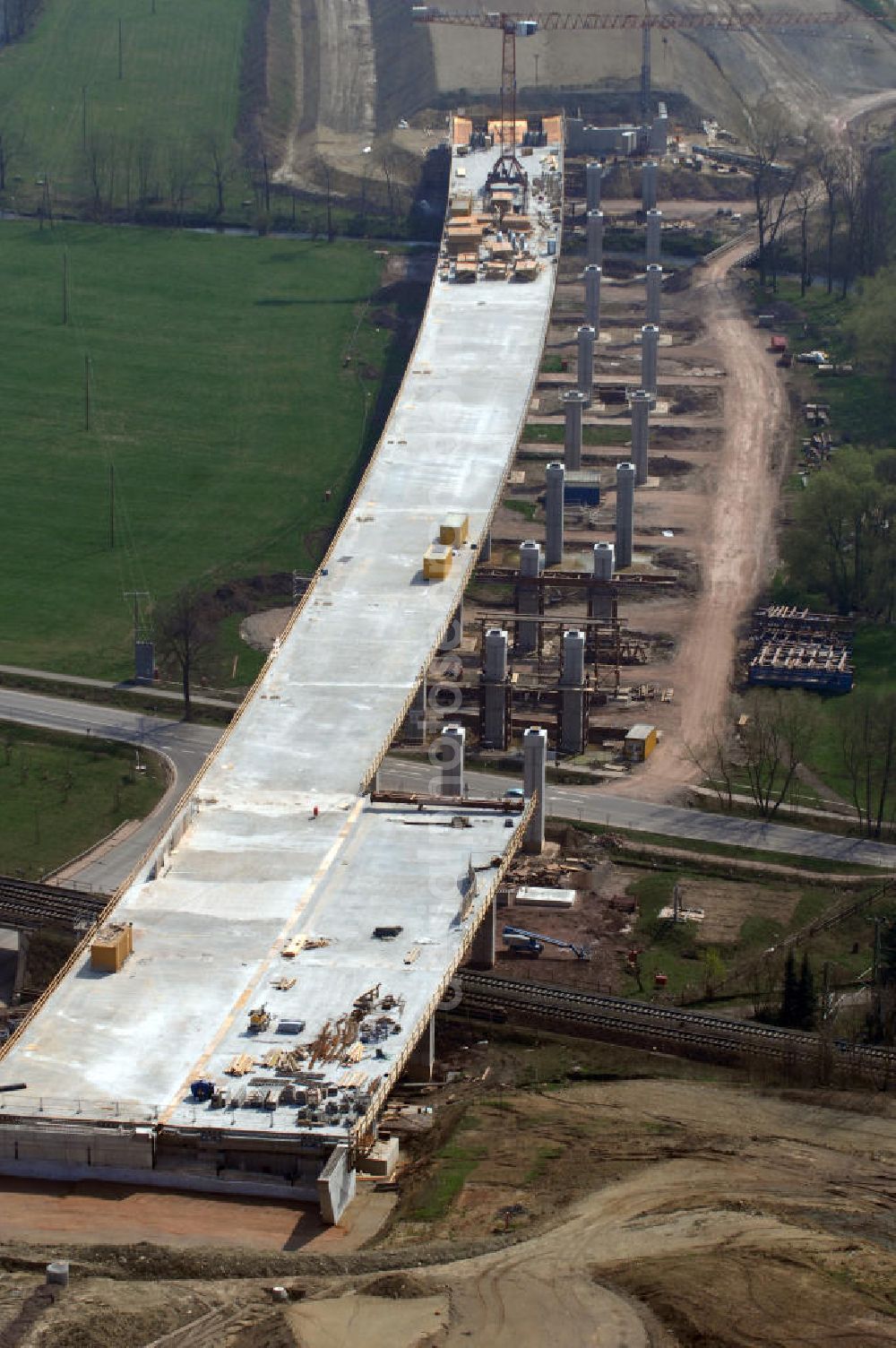 Sättelstädt from above - Blick auf die Baustelle der neuen Hörseltalbrücke mit einer Länge von 195 m. Die Brücke ist Teil des Projekt Nordverlegung / Umfahrung Hörselberge der Autobahn E40 / A4 in Thüringen bei Eisenach. Durchgeführt werden die im Zuge dieses Projektes notwendigen Arbeiten unter an derem von den Mitarbeitern der Niederlassung Weimar der EUROVIA Verkehrsbau Union sowie der Niederlassungen Abbruch und Erdbau, Betonstraßenbau, Ingenieurbau und TECO Schallschutz der EUROVIA Beton sowie der DEGES.