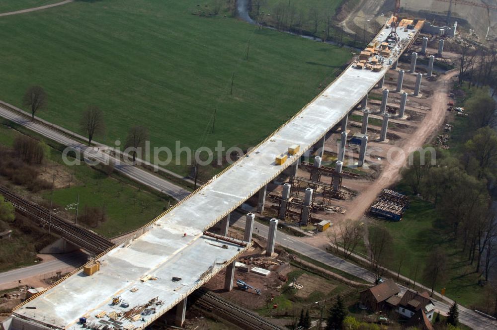 Sättelstädt from the bird's eye view: Blick auf die Baustelle der neuen Hörseltalbrücke mit einer Länge von 195 m. Die Brücke ist Teil des Projekt Nordverlegung / Umfahrung Hörselberge der Autobahn E40 / A4 in Thüringen bei Eisenach. Durchgeführt werden die im Zuge dieses Projektes notwendigen Arbeiten unter an derem von den Mitarbeitern der Niederlassung Weimar der EUROVIA Verkehrsbau Union sowie der Niederlassungen Abbruch und Erdbau, Betonstraßenbau, Ingenieurbau und TECO Schallschutz der EUROVIA Beton sowie der DEGES.