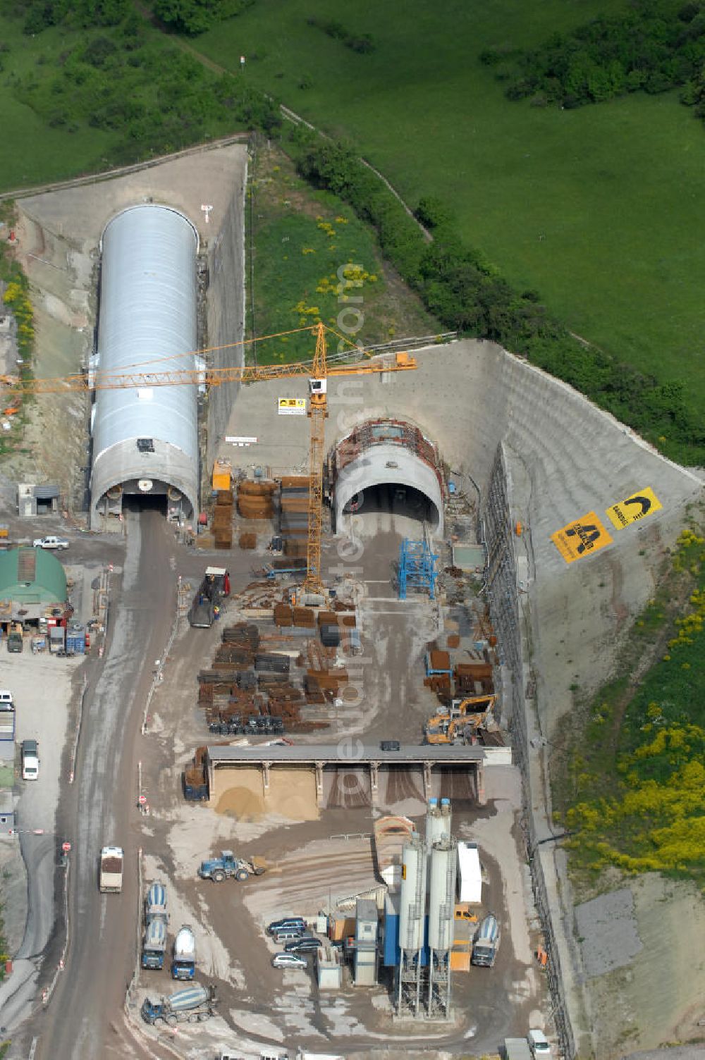 Göschwitz bei Jena from above - Blick auf die Baustelle der Autobahnverlegung Europastrasse E40 A4 bei Jena im Bereich des Jagdbergtunnels. Bauherr: DEGES (Deutsche Einheit Fernstraßenplanungs- und bau GmbH, Berlin), Bauausführung: ARGE: Baresel, Beton und Monierbau, Kirchhoff Leipzig Ausführungsplanung: Bauzeit: 2008 - 2012 View of the construction site chase mountain highway tunnel laying E40 European highway A4 at Jena.