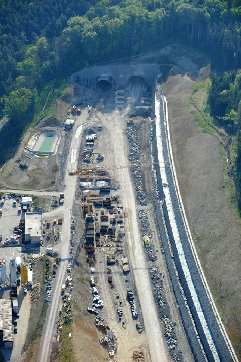 Aerial photograph Jena - Blick auf die Baustelle der Autobahnverlegung Europastrasse E40 A4 bei Jena im Bereich des Jagdbergtunnels. Bauherr: DEGES (Deutsche Einheit Fernstraßenplanungs- und bau GmbH, Berlin), Bauausführung: ARGE: Baresel, Beton und Monierbau, Kirchhoff Leipzig Ausführungsplanung: Bauzeit: 2008 - 2012 View of the construction site chase mountain highway tunnel laying E40 European highway A4 at Jena.