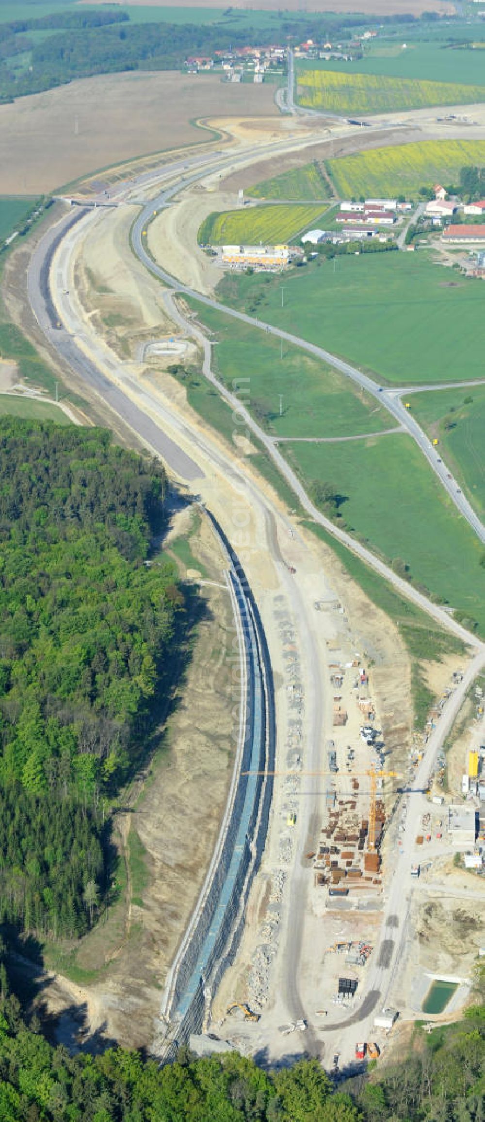 Jena from the bird's eye view: Blick auf die Baustelle der Autobahnverlegung Europastrasse E40 A4 bei Jena im Bereich des Jagdbergtunnels. Bauherr: DEGES (Deutsche Einheit Fernstraßenplanungs- und bau GmbH, Berlin), Bauausführung: ARGE: Baresel, Beton und Monierbau, Kirchhoff Leipzig Ausführungsplanung: Bauzeit: 2008 - 2012 View of the construction site chase mountain highway tunnel laying E40 European highway A4 at Jena.