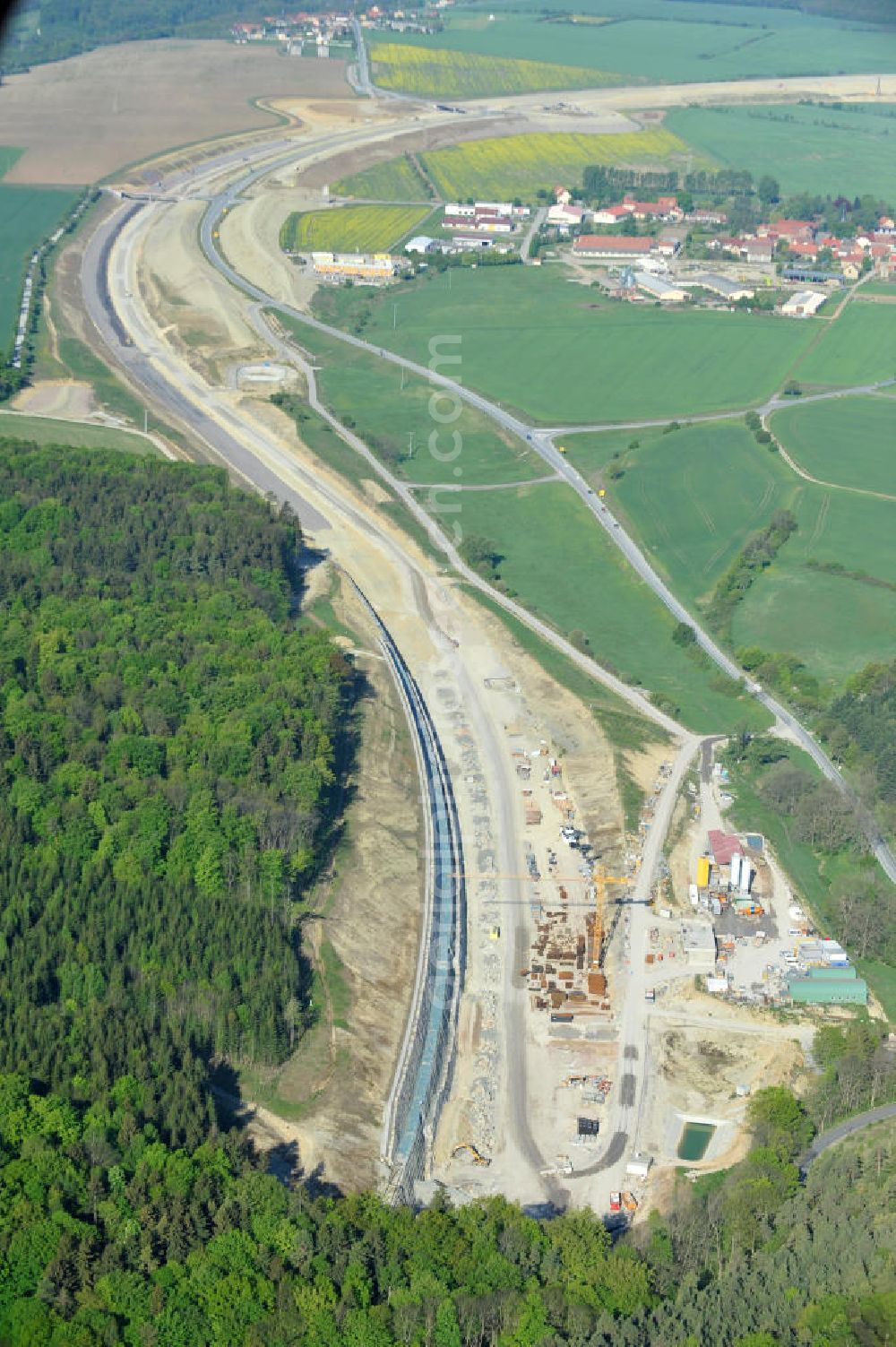 Aerial image Jena - Blick auf die Baustelle der Autobahnverlegung Europastrasse E40 A4 bei Jena im Bereich des Jagdbergtunnels. Bauherr: DEGES (Deutsche Einheit Fernstraßenplanungs- und bau GmbH, Berlin), Bauausführung: ARGE: Baresel, Beton und Monierbau, Kirchhoff Leipzig Ausführungsplanung: Bauzeit: 2008 - 2012 View of the construction site chase mountain highway tunnel laying E40 European highway A4 at Jena.