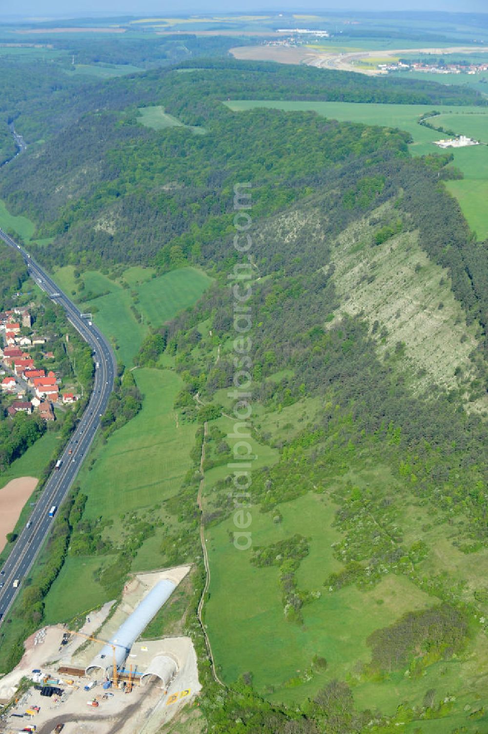 Jena from above - Blick auf die Baustelle der Autobahnverlegung Europastrasse E40 A4 bei Jena im Bereich des Jagdbergtunnels. Bauherr: DEGES (Deutsche Einheit Fernstraßenplanungs- und bau GmbH, Berlin), Bauausführung: ARGE: Baresel, Beton und Monierbau, Kirchhoff Leipzig Ausführungsplanung: Bauzeit: 2008 - 2012 View of the construction site chase mountain highway tunnel laying E40 European highway A4 at Jena.