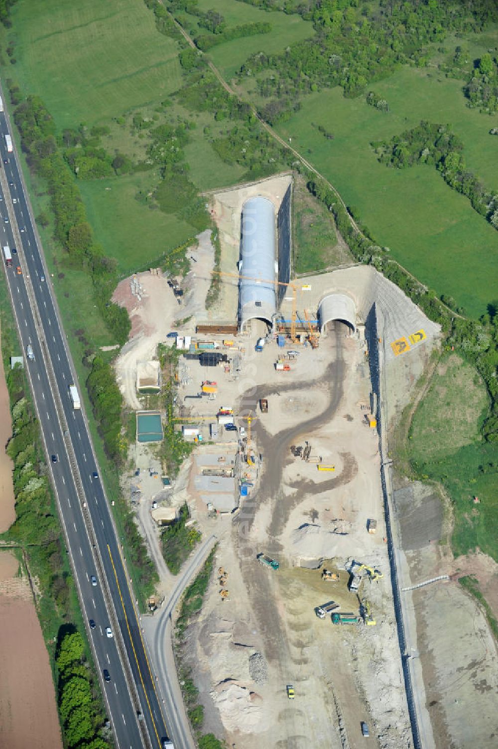 Aerial photograph Jena - Blick auf die Baustelle der Autobahnverlegung Europastrasse E40 A4 bei Jena im Bereich des Jagdbergtunnels. Bauherr: DEGES (Deutsche Einheit Fernstraßenplanungs- und bau GmbH, Berlin), Bauausführung: ARGE: Baresel, Beton und Monierbau, Kirchhoff Leipzig Ausführungsplanung: Bauzeit: 2008 - 2012 View of the construction site chase mountain highway tunnel laying E40 European highway A4 at Jena.