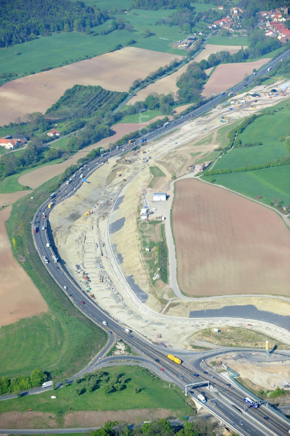 Jena from the bird's eye view: Blick auf die Baustelle der Autobahnverlegung Europastrasse E40 A4 bei Jena im Bereich des Jagdbergtunnels. Bauherr: DEGES (Deutsche Einheit Fernstraßenplanungs- und bau GmbH, Berlin), Bauausführung: ARGE: Baresel, Beton und Monierbau, Kirchhoff Leipzig Ausführungsplanung: Bauzeit: 2008 - 2012 View of the construction site chase mountain highway tunnel laying E40 European highway A4 at Jena.