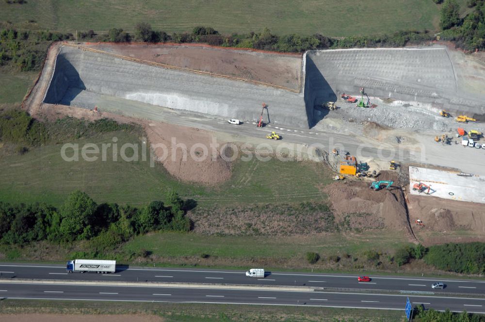 JENA from above - Blick auf die Baustelle der Autobahnverlegung Europastrasse E40 A4 bei Jena im Bereich des Jagdbergtunnels. Bauherr: DEGES (Deutsche Einheit Fernstraßenplanungs- und bau GmbH, Berlin),Bauausführung: ARGE: Baresel, Beton und Monierbau, Kirchhoff Leipzig - Ausführungsplanung: Bauzeit: 2008 - 2012