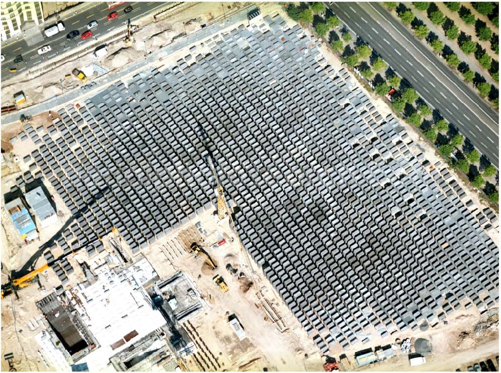 Aerial photograph Berlin - 03.09.2004, Berlin - MitteBaustelle Jüdisches Ehrendenkmal am Brandenburger Tor,Stiftung Denkmal für die ermordeten Juden Europas