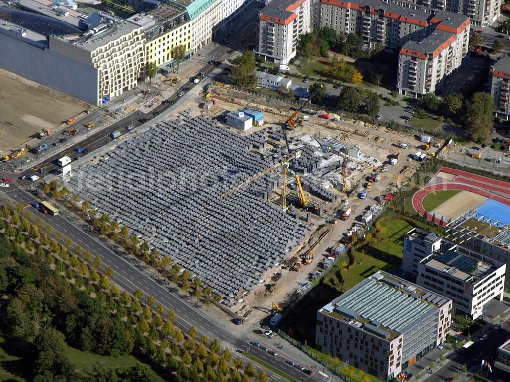 Aerial image Berlin - 07.10.2004 Berlin-Mitte Blick auf die Baustelle Jüdisches Ehrendenkmal am Brandenburger Tor, Stiftung Denkmal für die ermordeten Juden Europas