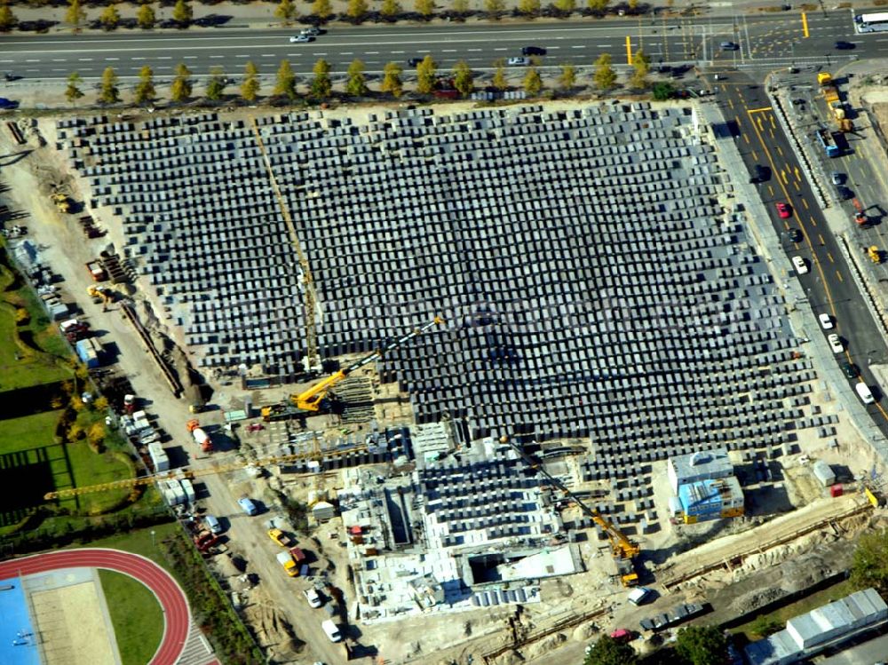 Berlin from above - 07.10.2004 Berlin-Mitte Blick auf die Baustelle Jüdisches Ehrendenkmal am Brandenburger Tor, Stiftung Denkmal für die ermordeten Juden Europas