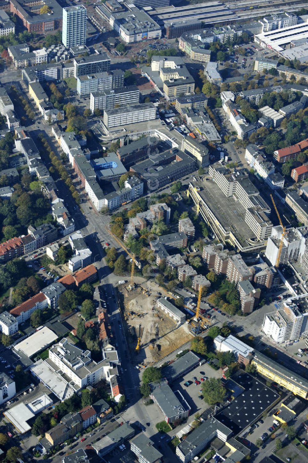 Hamburg from above - Blick auf die Baustelle des Jessenquartier in Hamburger Stadtteil Altona. Die cds Wohnbau Hamburg GmbH hat hier ein Verwaltungsgebäude aus den 1960er Jahren abgerissen und errichtet nun an diesem Standort soll ein vier- bis sechsgeschossiger Wohnneubau mit einem großzügigen Innenhof. Insgesamt sollen 162 neue Wohnungen errichtet werden. View of the construction site of the Jesse Quarter in Hamburg's Altona district. The housing should cds Hamburg GmbH has here an administrative building from the 1960s demolished and is now built on that site, a four-to six-story residential building with a spacious courtyard.