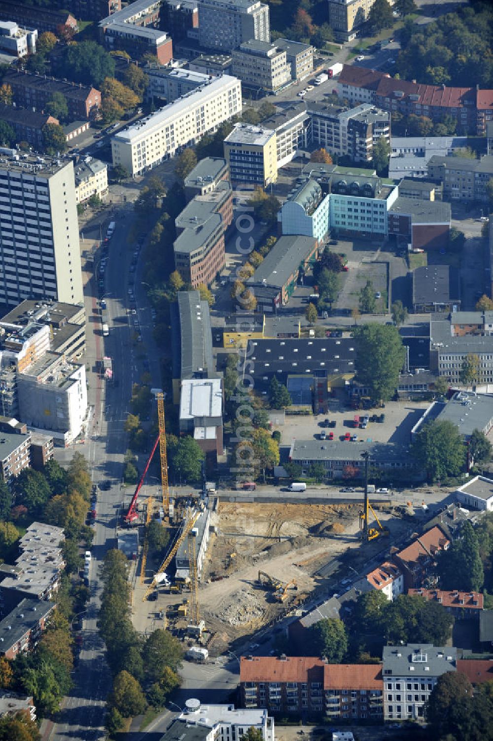 Hamburg from above - Blick auf die Baustelle des Jessenquartier in Hamburger Stadtteil Altona. Die cds Wohnbau Hamburg GmbH hat hier ein Verwaltungsgebäude aus den 1960er Jahren abgerissen und errichtet nun an diesem Standort soll ein vier- bis sechsgeschossiger Wohnneubau mit einem großzügigen Innenhof. Insgesamt sollen 162 neue Wohnungen errichtet werden. View of the construction site of the Jesse Quarter in Hamburg's Altona district. The housing should cds Hamburg GmbH has here an administrative building from the 1960s demolished and is now built on that site, a four-to six-story residential building with a spacious courtyard.