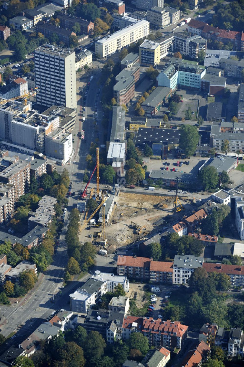 Hamburg from the bird's eye view: Blick auf die Baustelle des Jessenquartier in Hamburger Stadtteil Altona. Die cds Wohnbau Hamburg GmbH hat hier ein Verwaltungsgebäude aus den 1960er Jahren abgerissen und errichtet nun an diesem Standort soll ein vier- bis sechsgeschossiger Wohnneubau mit einem großzügigen Innenhof. Insgesamt sollen 162 neue Wohnungen errichtet werden. View of the construction site of the Jesse Quarter in Hamburg's Altona district. The housing should cds Hamburg GmbH has here an administrative building from the 1960s demolished and is now built on that site, a four-to six-story residential building with a spacious courtyard.