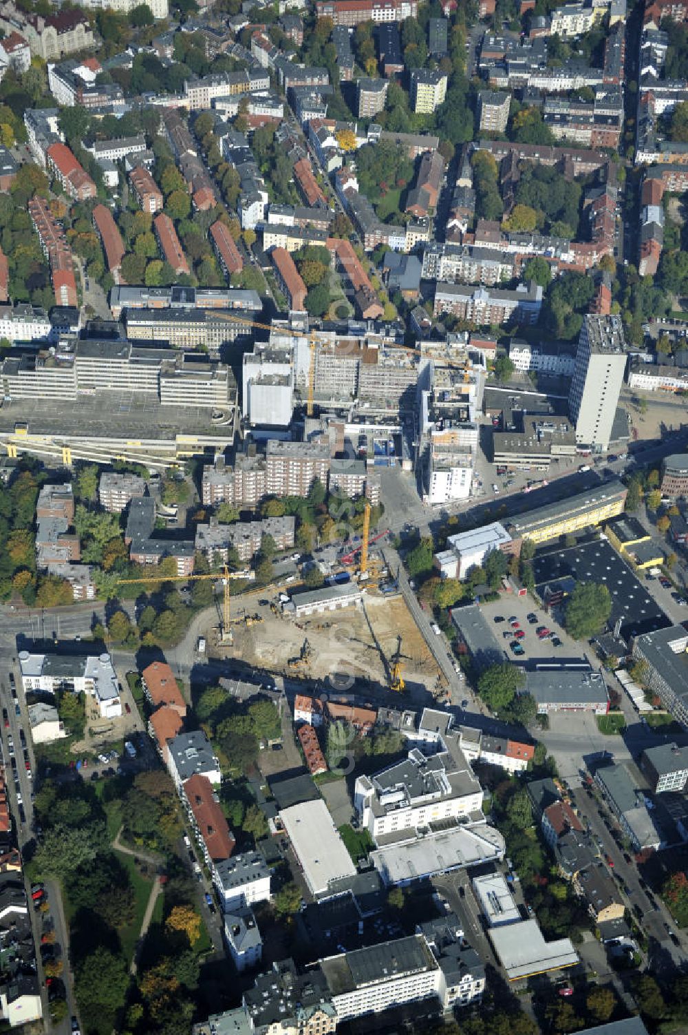 Hamburg from above - Blick auf die Baustelle des Jessenquartier in Hamburger Stadtteil Altona. Die cds Wohnbau Hamburg GmbH hat hier ein Verwaltungsgebäude aus den 1960er Jahren abgerissen und errichtet nun an diesem Standort soll ein vier- bis sechsgeschossiger Wohnneubau mit einem großzügigen Innenhof. Insgesamt sollen 162 neue Wohnungen errichtet werden. View of the construction site of the Jesse Quarter in Hamburg's Altona district. The housing should cds Hamburg GmbH has here an administrative building from the 1960s demolished and is now built on that site, a four-to six-story residential building with a spacious courtyard.