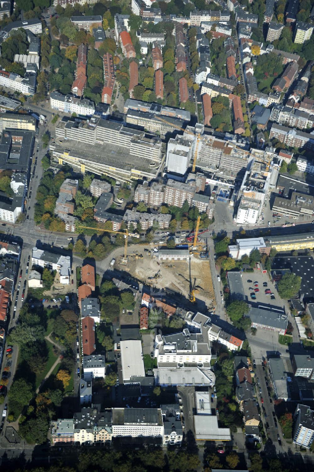 Hamburg from the bird's eye view: Blick auf die Baustelle des Jessenquartier in Hamburger Stadtteil Altona. Die cds Wohnbau Hamburg GmbH hat hier ein Verwaltungsgebäude aus den 1960er Jahren abgerissen und errichtet nun an diesem Standort soll ein vier- bis sechsgeschossiger Wohnneubau mit einem großzügigen Innenhof. Insgesamt sollen 162 neue Wohnungen errichtet werden. View of the construction site of the Jesse Quarter in Hamburg's Altona district. The housing should cds Hamburg GmbH has here an administrative building from the 1960s demolished and is now built on that site, a four-to six-story residential building with a spacious courtyard.