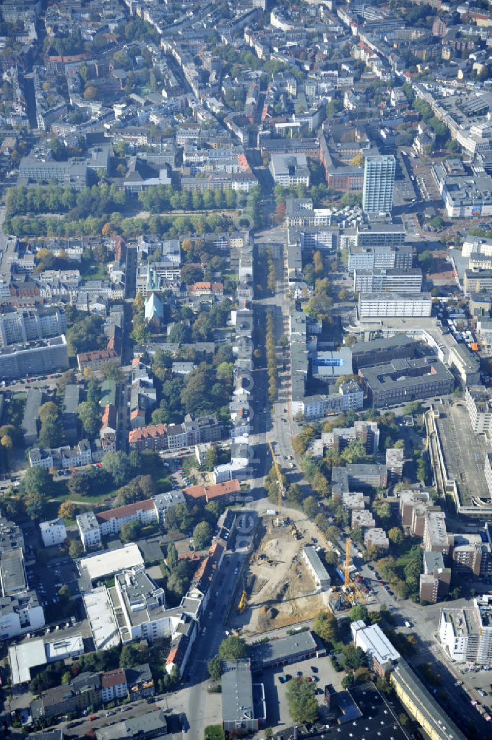 Hamburg from the bird's eye view: Blick auf die Baustelle des Jessenquartier in Hamburger Stadtteil Altona. Die cds Wohnbau Hamburg GmbH hat hier ein Verwaltungsgebäude aus den 1960er Jahren abgerissen und errichtet nun an diesem Standort soll ein vier- bis sechsgeschossiger Wohnneubau mit einem großzügigen Innenhof. Insgesamt sollen 162 neue Wohnungen errichtet werden. View of the construction site of the Jesse Quarter in Hamburg's Altona district. The housing should cds Hamburg GmbH has here an administrative building from the 1960s demolished and is now built on that site, a four-to six-story residential building with a spacious courtyard.