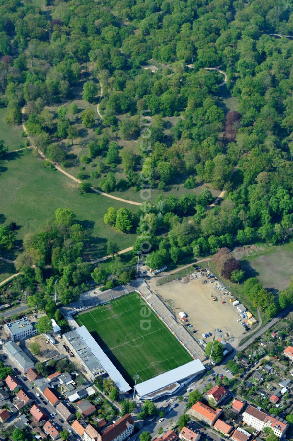 Aerial photograph Potsdam-Babelsberg - Baustelle vom Umbau des Karl-Liebknecht-Stadion in Babelsberg. Das Fußball-Stadion ist Heimspielstätte des SV Babelsberg 03 und des 1. FFC Rurbine Potsdam. Construction site of the rebuilding of the Stadium Karl-Liebknecht in Babelsberg.