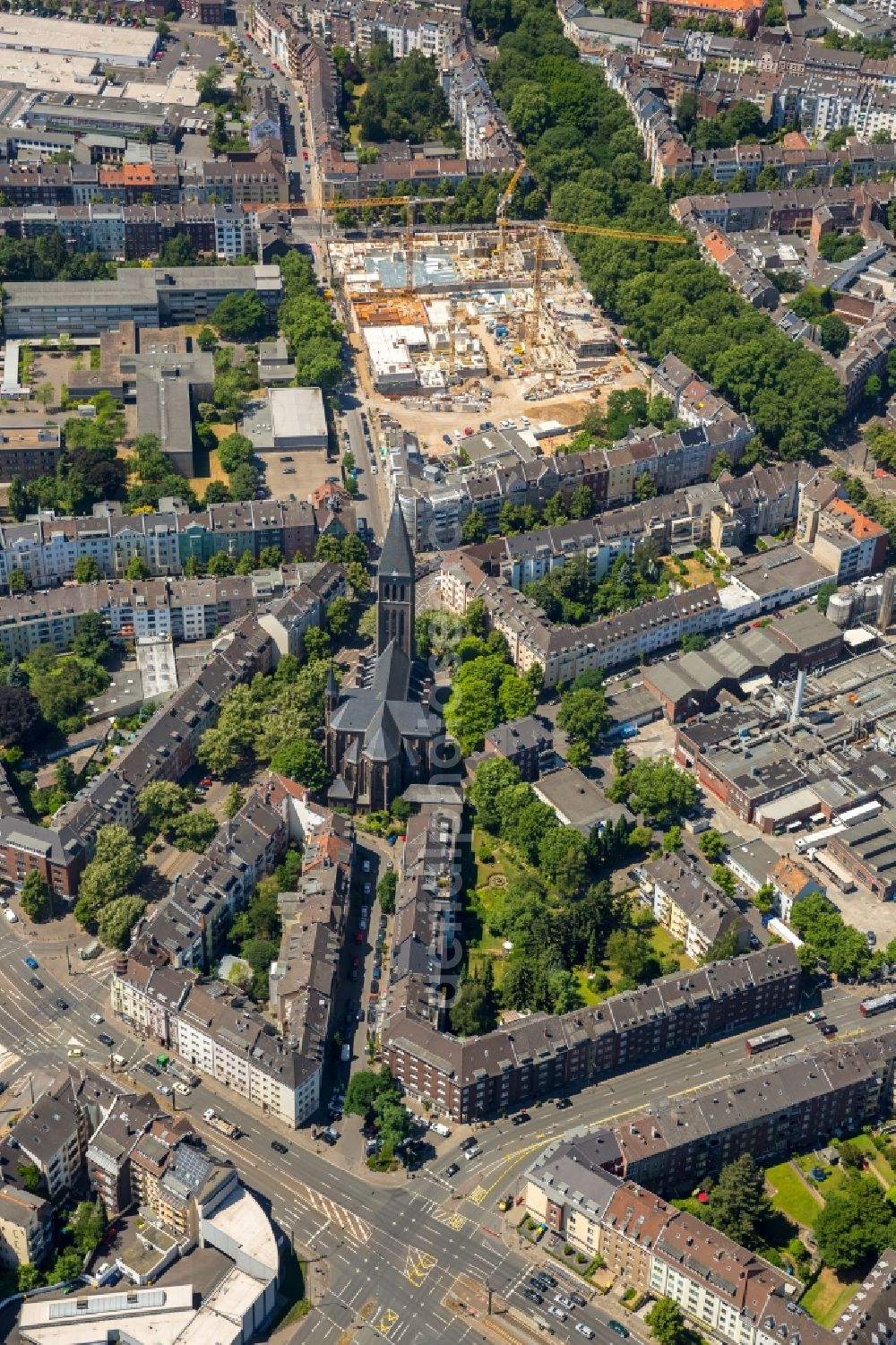 Aerial photograph Düsseldorf - Construction site of Karolinger Hoefe to build a new multi-family residential complex and trade plants on Merowingerstrasse in the district Bilk in Duesseldorf in the state North Rhine-Westphalia, Germany