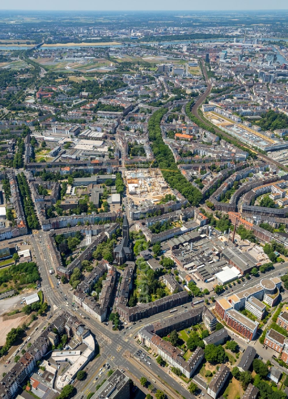 Düsseldorf from above - Construction site of Karolinger Hoefe to build a new multi-family residential complex and trade plants on Merowingerstrasse in the district Bilk in Duesseldorf in the state North Rhine-Westphalia, Germany