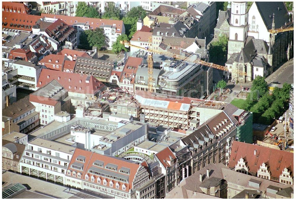 Leipzig from above - 27.05.2002 Leipzig / Sachsen, Blick auf die Baustelle Kaufhaus Bräuninger für den Geschäfts- und Bürokomplex der Unternehmensgruppe Stoffel am Alten Markt, nördlich vom Leipziger Hauptbahnhof