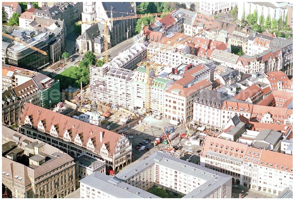 Leipzig from the bird's eye view: 27.05.2002 Leipzig / Sachsen, Blick auf die Baustelle Kaufhaus Bräuninger für den Geschäfts- und Bürokomplex der Unternehmensgruppe Stoffel am Alten Markt, nördlich vom Leipziger Hauptbahnhof