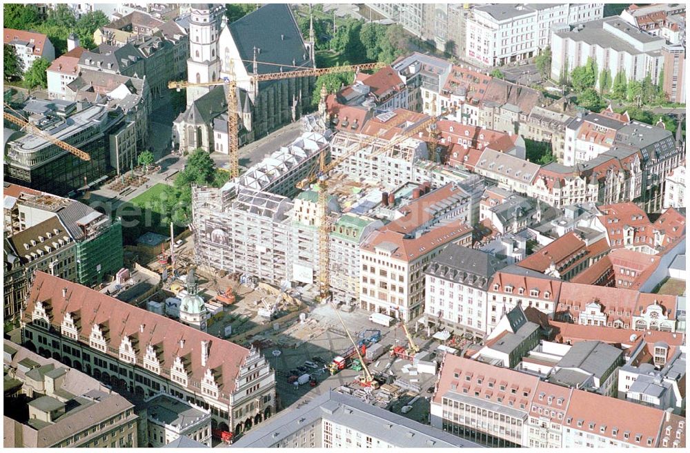 Aerial image Leipzig - 27.05.2002 Leipzig / Sachsen, Blick auf die Baustelle Kaufhaus Bräuninger für den Geschäfts- und Bürokomplex der Unternehmensgruppe Stoffel am Alten Markt, nördlich vom Leipziger Hauptbahnhof