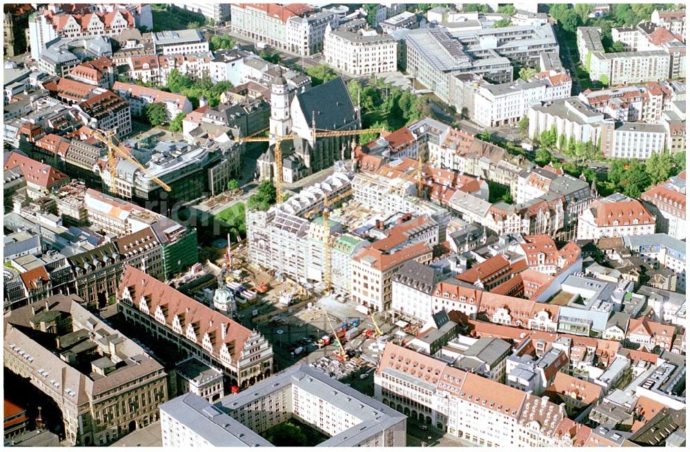 Aerial photograph Leipzig - 27.05.2002 Leipzig / Sachsen, Blick auf die Baustelle Kaufhaus Bräuninger für den Geschäfts- und Bürokomplex der Unternehmensgruppe Stoffel am Alten Markt, nördlich vom Leipziger Hauptbahnhof