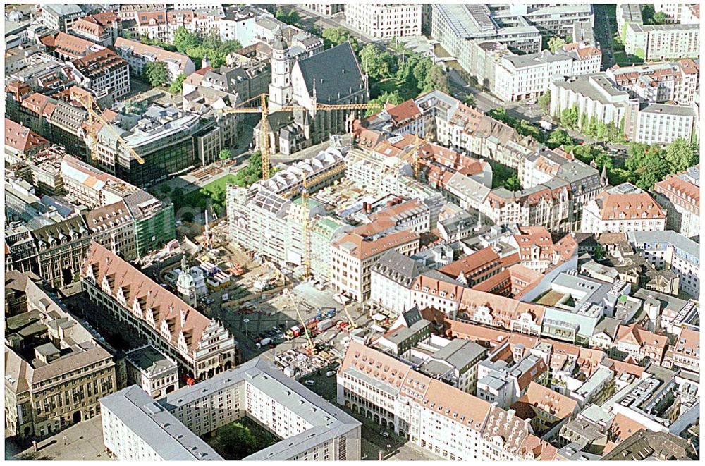 Leipzig from above - 27.05.2002 Leipzig / Sachsen, Blick auf die Baustelle Kaufhaus Bräuninger für den Geschäfts- und Bürokomplex der Unternehmensgruppe Stoffel am Alten Markt, nördlich vom Leipziger Hauptbahnhof